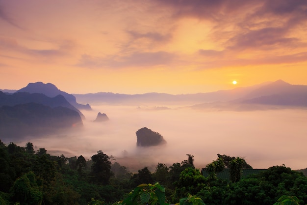 Sol e nuvens na névoa da manhã em Phu Lang Ka, Phayao, Tailândia