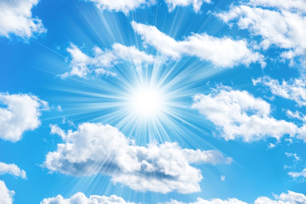 Sol e nuvens no céu azul como pano de fundo da natureza
