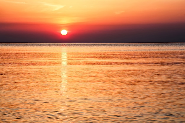 El sol se eleva sobre el mar Mediterráneo