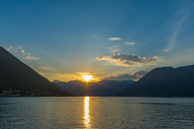 El sol se esconde detrás de las montañas durante la puesta de sol