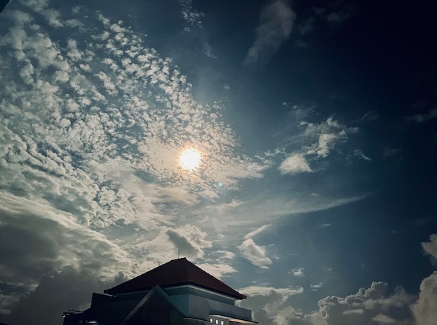 El sol está brillando a través de las nubes