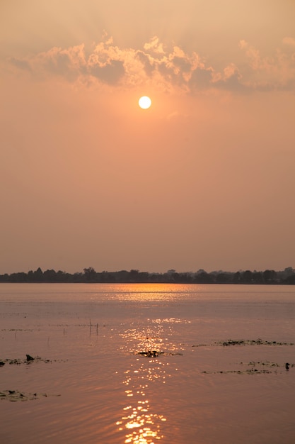 el sol está cayendo