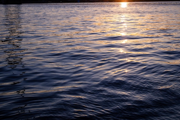 El sol se está poniendo en el agua.