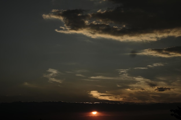 El sol se está poniendo en el cielo y las nubes son del sol.