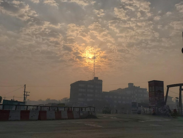 El sol se está poniendo en el cielo