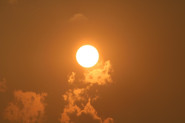 El sol se está poniendo en el cielo