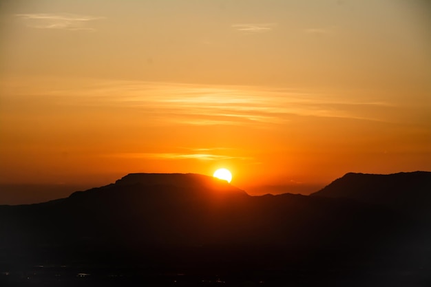 El sol se estaba poniendo en el borde de la montaña. puesta de sol