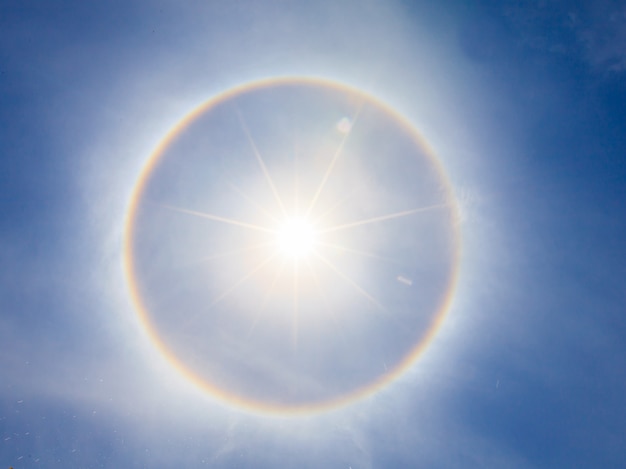 Sol Halo e céu azul