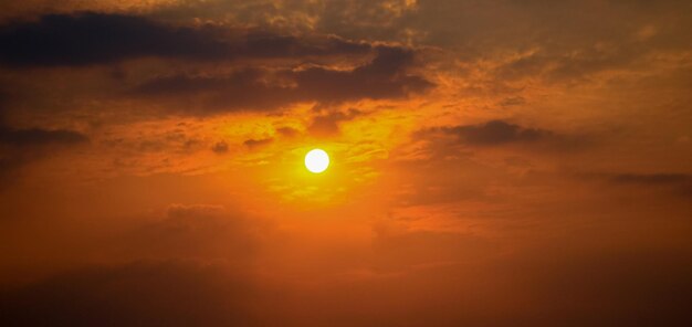 Sol y el hermoso cielo naranja paisaje natural del verano