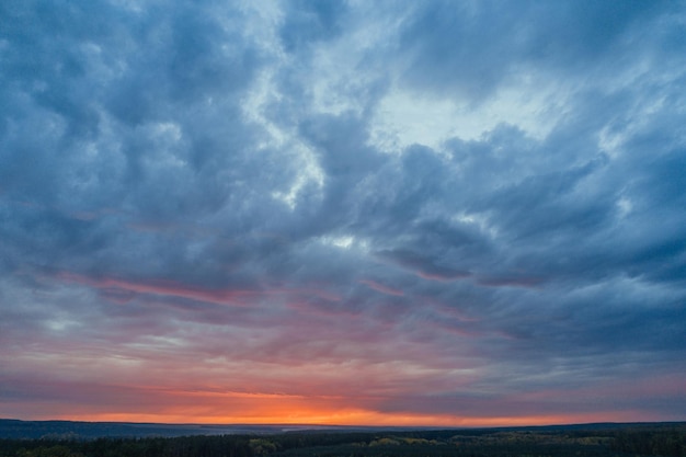 Sol del horizonte vespertino sentado en el campo Toma aérea del paisaje rural