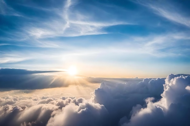 El sol se levanta sobre las nubes