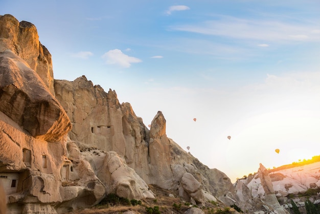 Sol de la mañana sobre cuevas en rocas de Capadocia, Turquía