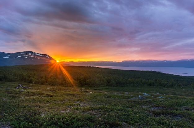 Sol de medianoche en verano en el Parque Nacional Abisko, Suecia