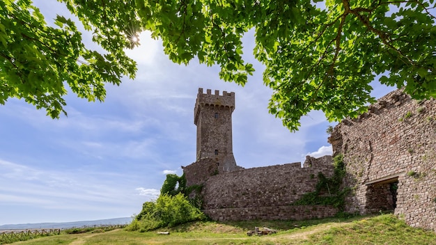 Sol de mediodía sobre la fortaleza medieval Rocca de Radicofani en Toscana Italia