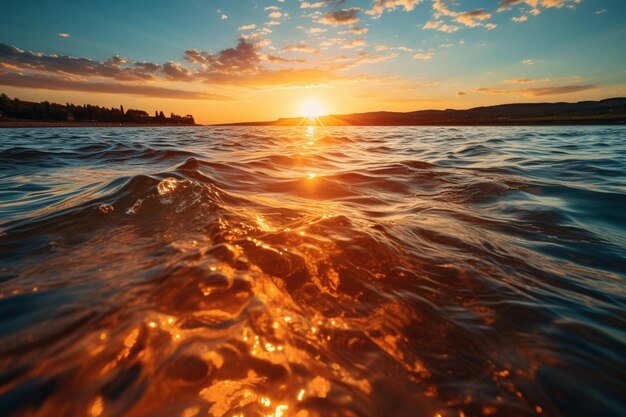 Un sol naranja radiante proyecta reflejos encantadores en el agua y el horizonte