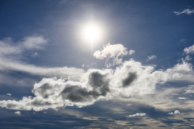 Foto sol nas nuvens no céu azul em ensolarado