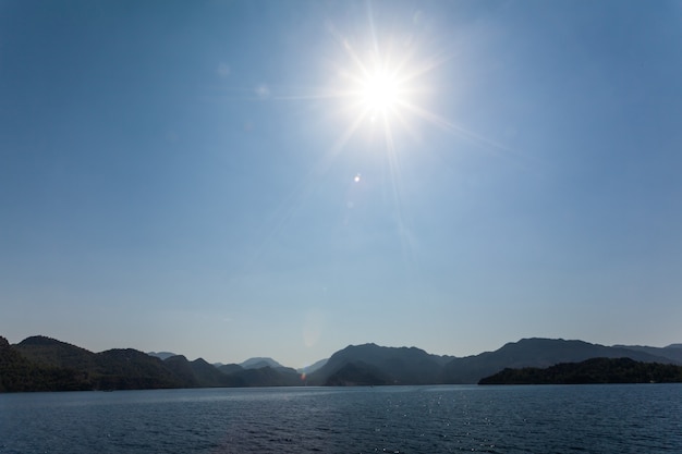 Sol no céu. silhueta das montanhas