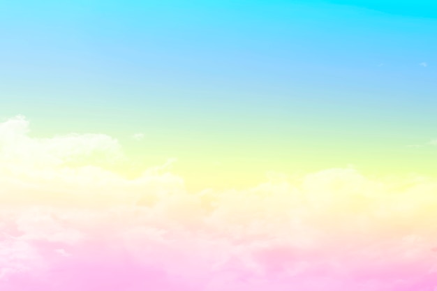 Sol y nubes de color pastel.