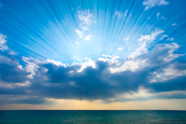 Sol y nubes sobre el mar