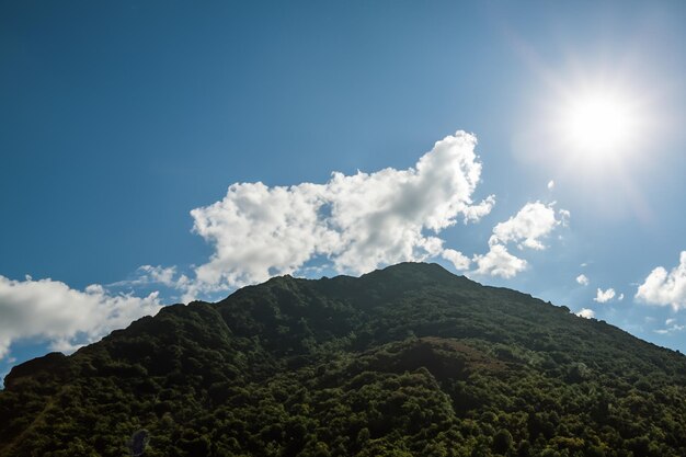 Foto el sol y las nubes sobre la montaña