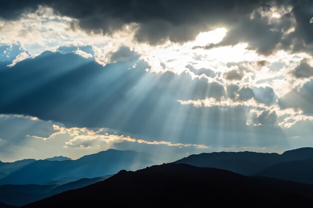 Foto el sol y las nubes sobre la montaña