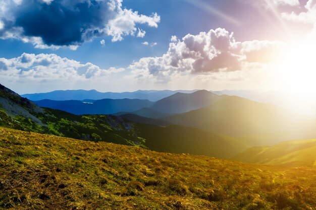 Foto el sol y las nubes sobre la montaña