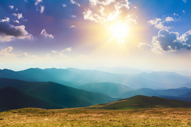 Foto el sol y las nubes sobre la montaña