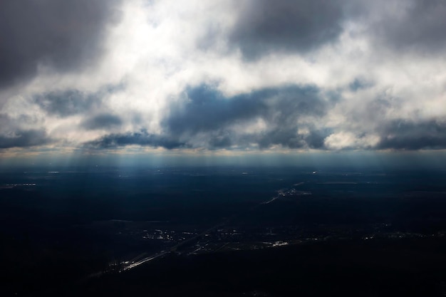 El sol penetra a través de las nubes a la tierra.