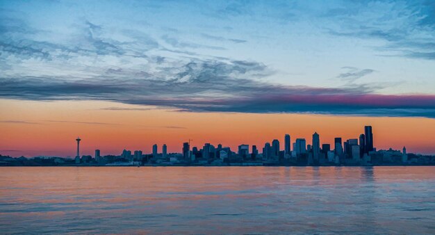 Foto el sol se pone creando un resplandor espeluznante sobre el horizonte de seattle