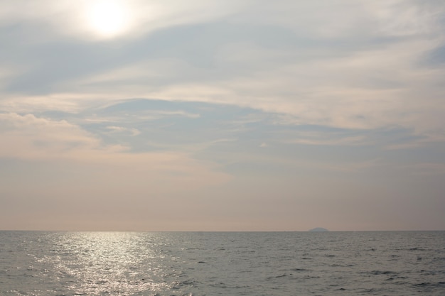El sol se pone en el horizonte sobre el mar o el océano.