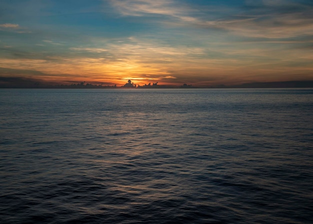 El sol se pone sobre el Mar de China Oriental