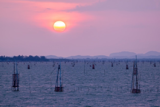 Foto el sol se pone sobre el mar