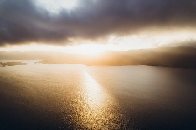 El sol se pone sobre las montañas hermoso paisaje foto de alta calidad