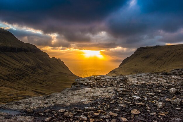 El sol se pone sobre las montañas