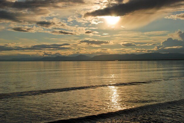 El sol poniente se refleja en el agua del lago lama | Foto Premium