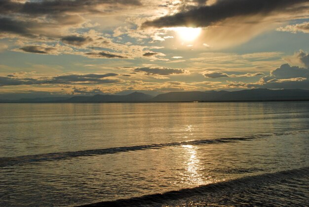 El sol poniente se refleja en el agua del lago Lama