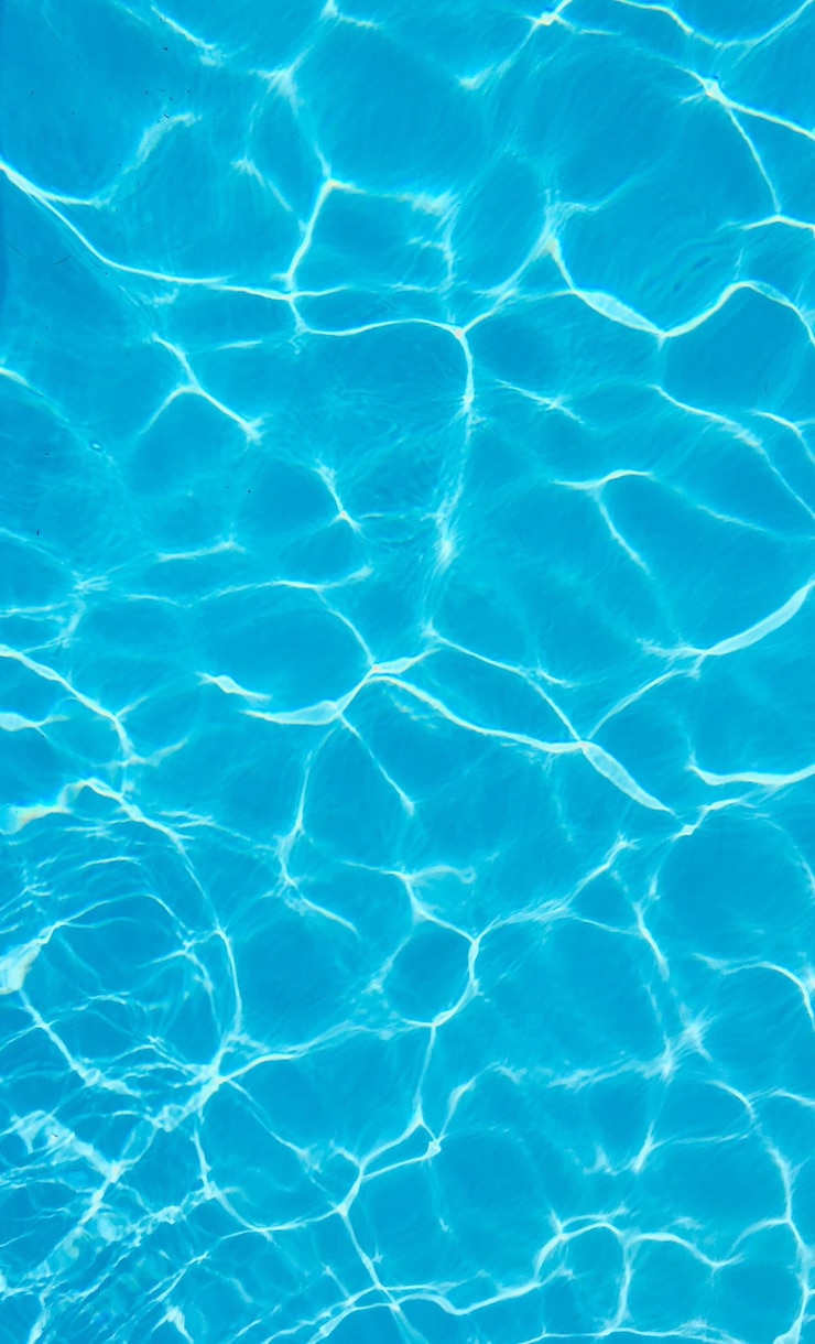 Foto sol refletido em uma piscina criando padrões