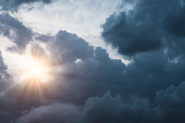 Foto el sol está rompiendo a través de las nubes.