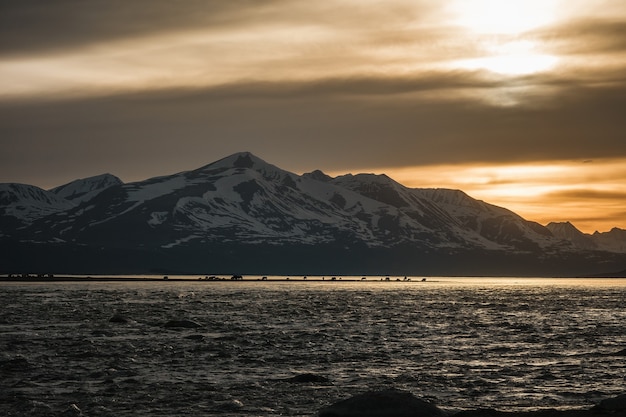 El sol sale al amanecer por detrás de las montañas