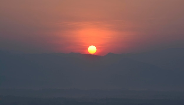 El sol sale por la mañana hermosa naturaleza