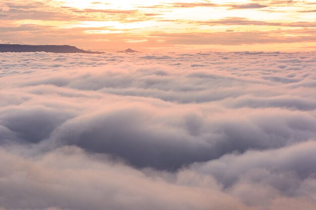 El sol sale por la mañana. Se siente acogedor con una hermosa niebla durante las vacaciones, phu-tubberk, Tailandia.