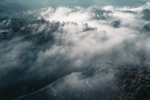 El sol sale en la niebla y las montañas por la mañana, niebla matutina