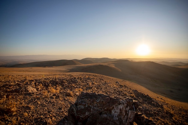 El sol sale sobre el desierto