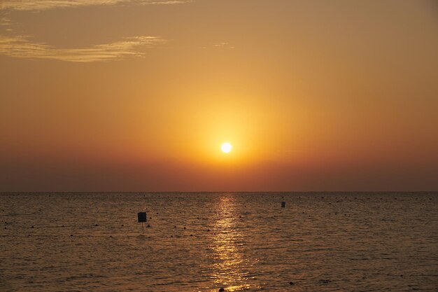 El sol sale sobre el Mar Rojo al amanecer