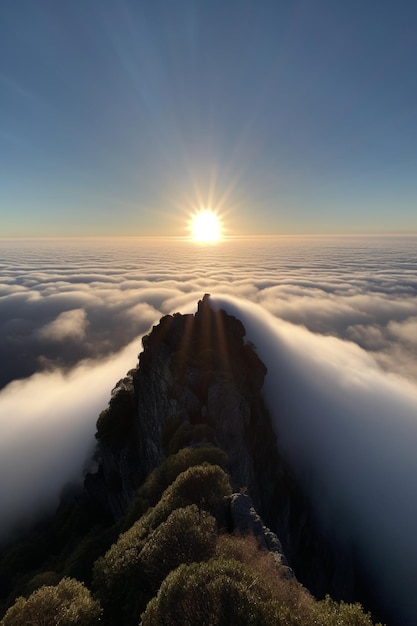 El sol sale sobre las nubes y el mar.