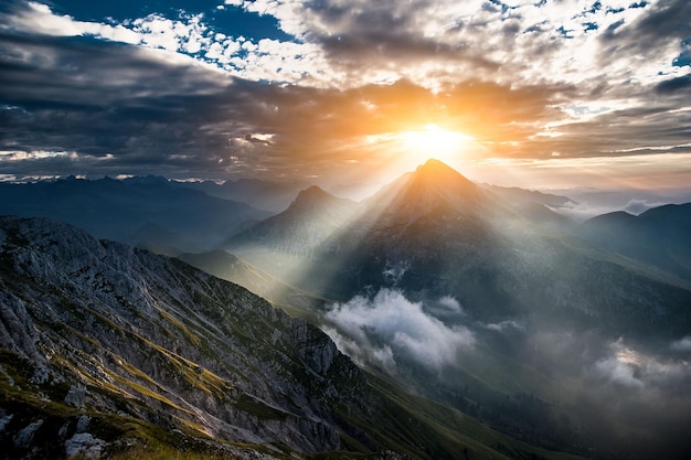 El sol saliendo detrás de la montaña