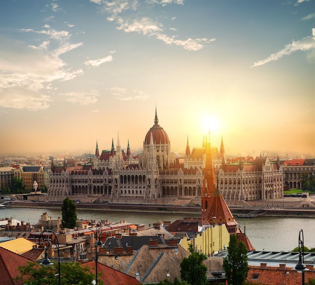 Sol sobre el Parlamento en Budapest al atardecer, Hungría