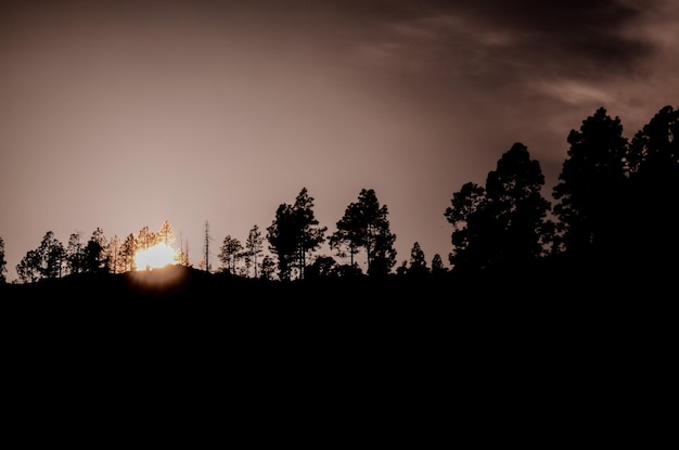 Sol sobre una silueta de montaña