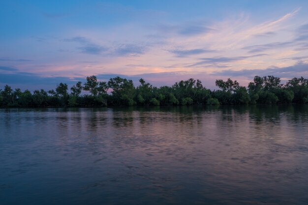 Sol de la tarde El río