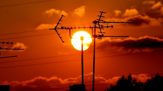 Foto el sol a través de una antena de televisión